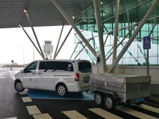 Taxi con remolque en Aeropuerto de Jerez